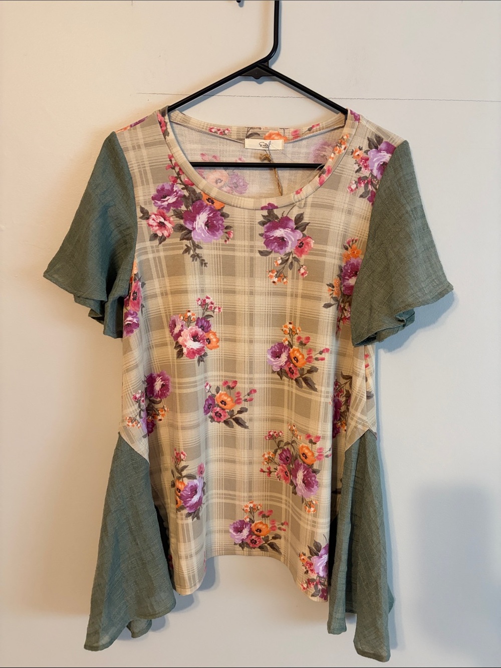 Easel NWT oversized Floral Plaid Short Sleeve Top with Green Accent. Boho. Small